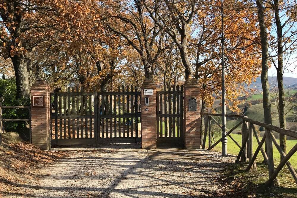 Ganze Wohnung, La Corte del Gusto - Der schwarze Maulbeerbaum Apt. mit Pool und einer atemberaubenden Aussicht in Arcevia, Ancona Provinz