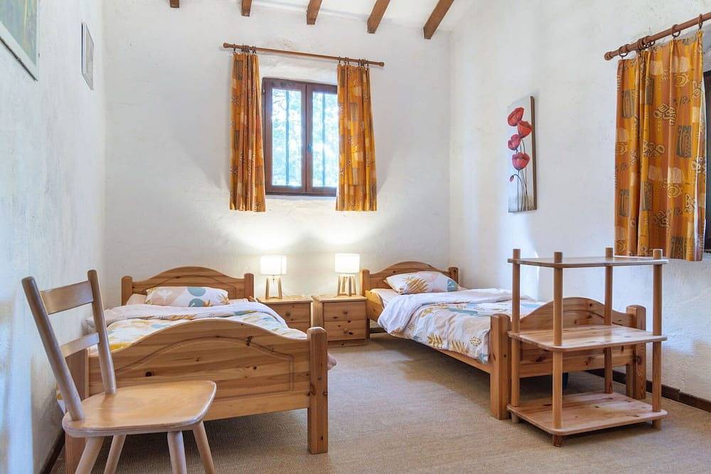 Beautiful private villa for 8 guests with private pool, Wifi, Tv, terrace, pets allowed and park... in Flassans-sur-Issole, Brignoles region