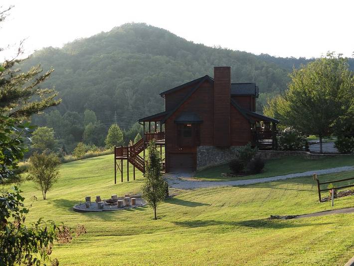 Vacation rental for 6 people, with pool and hot tub as well as yard in Wears Valley