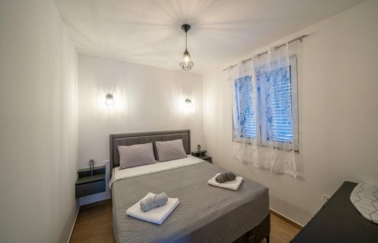 Gîte pour 3 personnes, avec terrasse ainsi que jardin et vue dans Risan