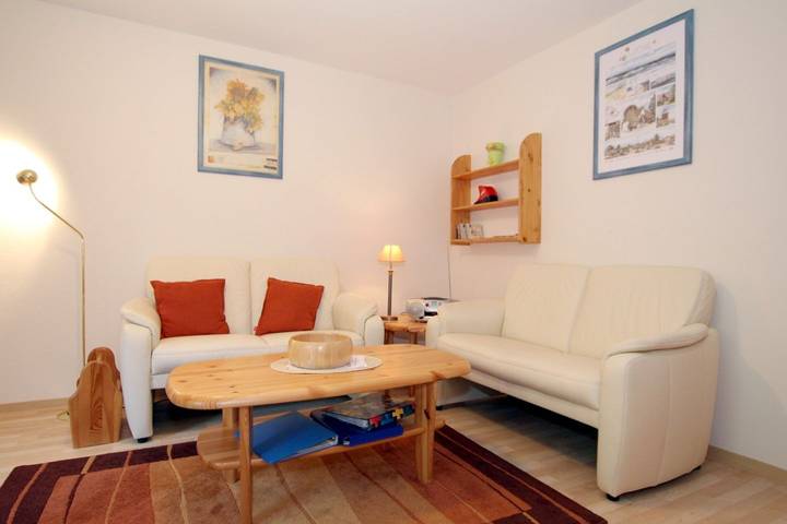 Ganze Wohnung, Ferienwhg. im 3-Familienhaus, ca. 95m² mit 3-Zimmern für 5 Personen, Souterrain in Wyk auf Föhr (Stadt), Wyk auf Föhr