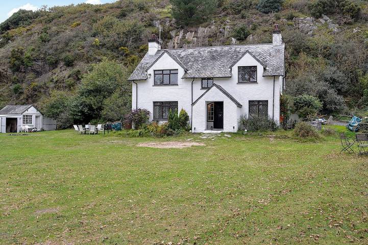Cottage for 9 people, with hot tub and garden, with pets in Snowdonia