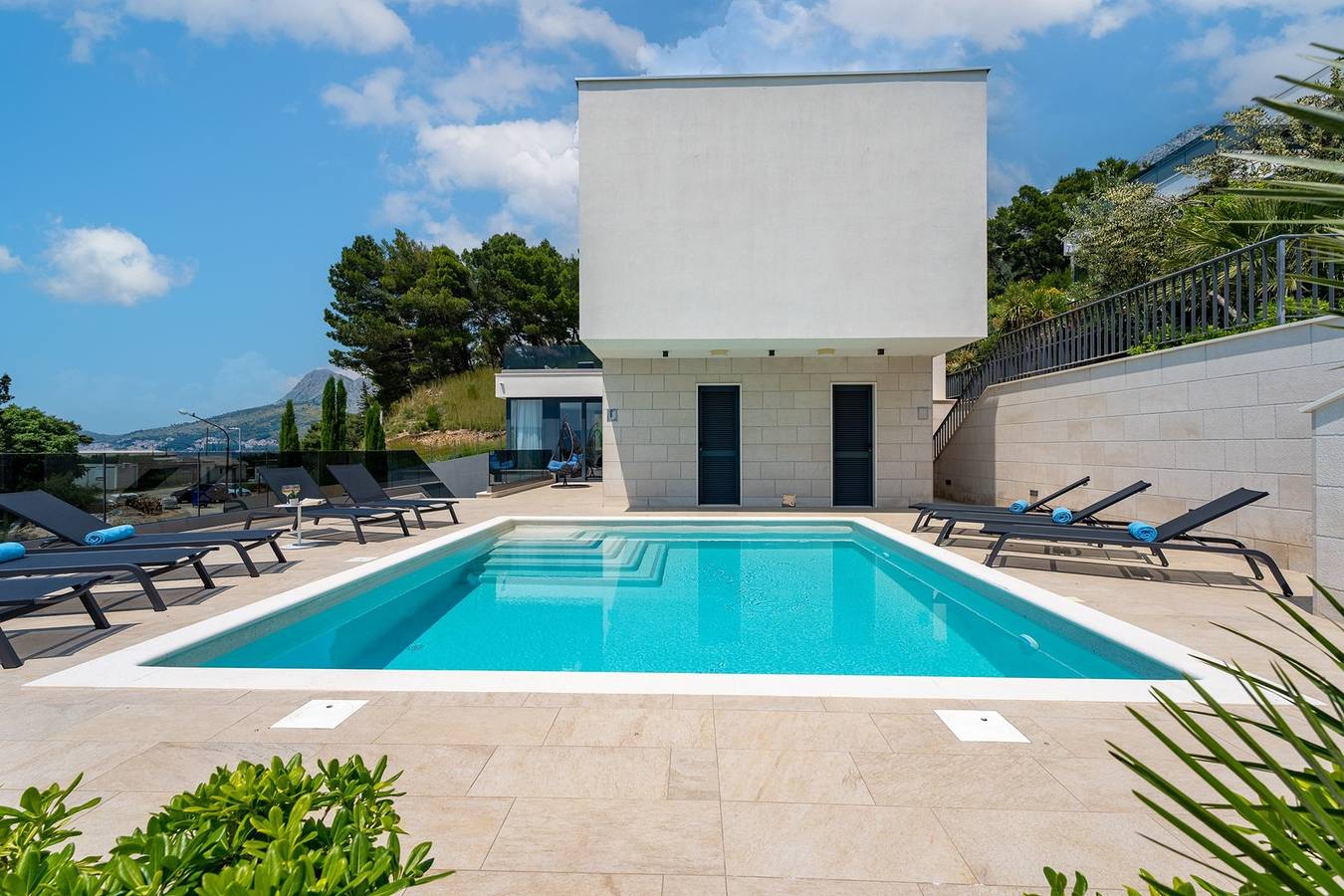 Neu! Luxus, direkt am Meer Villa Petra mit beheiztem Pool nur 50 m vom Strand in Omis, Split-Dalmatien