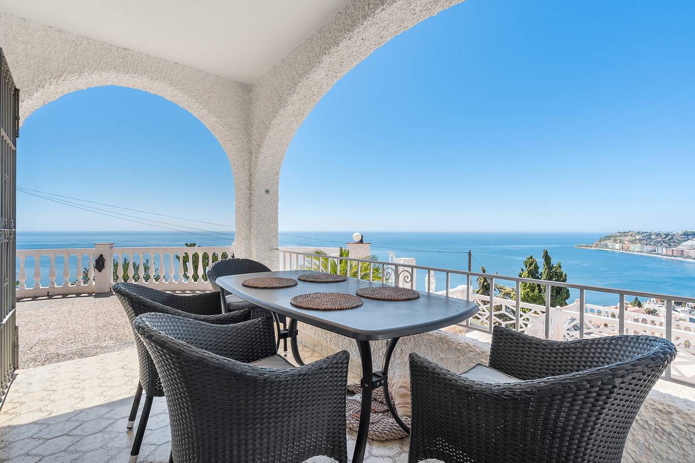 Villa Dos Vistas mit Meerblick, Pool, Garten und Wlan in Curumbico, Almuñecar