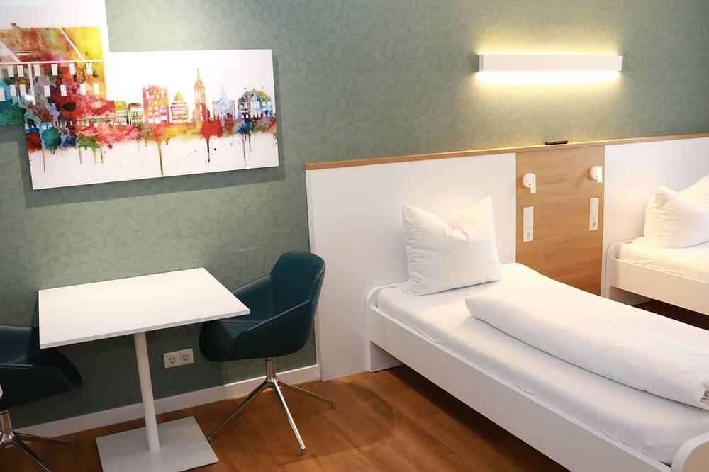 Ganze Wohnung, Suite // 1. Zimmer mit Doppelbett (elektrisch verstellbare Betten), 2. Zimmer zwei Einzelbetten mit Gemeinschaftsbad in Hildesheim, Landkreis Hildesheim