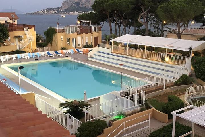 Ferienwohnung für 6 Personen, mit Garten und Pool sowie Terrasse in Mondello