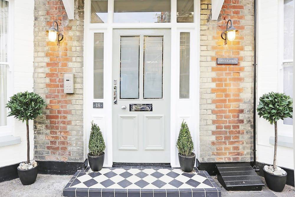 Entire apartment, The Lighthouse - luxury hotel style, central apartment with fantastic sea views in Southwold, Waveney District