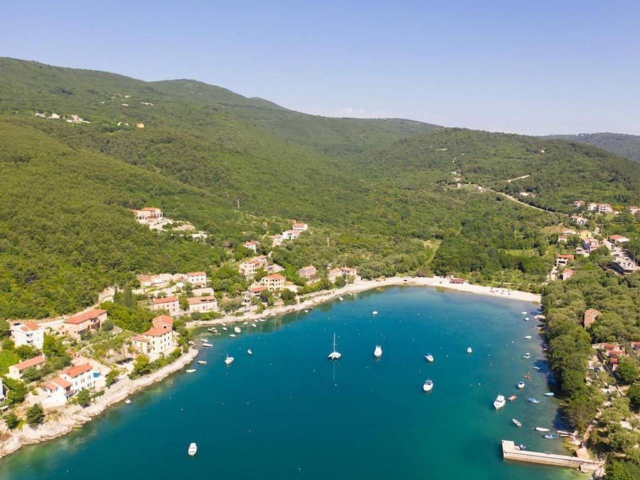 Ganze Wohnung, Traumhaftes Apartment mit großer Terrasse in Raša, Ostküste Istrien