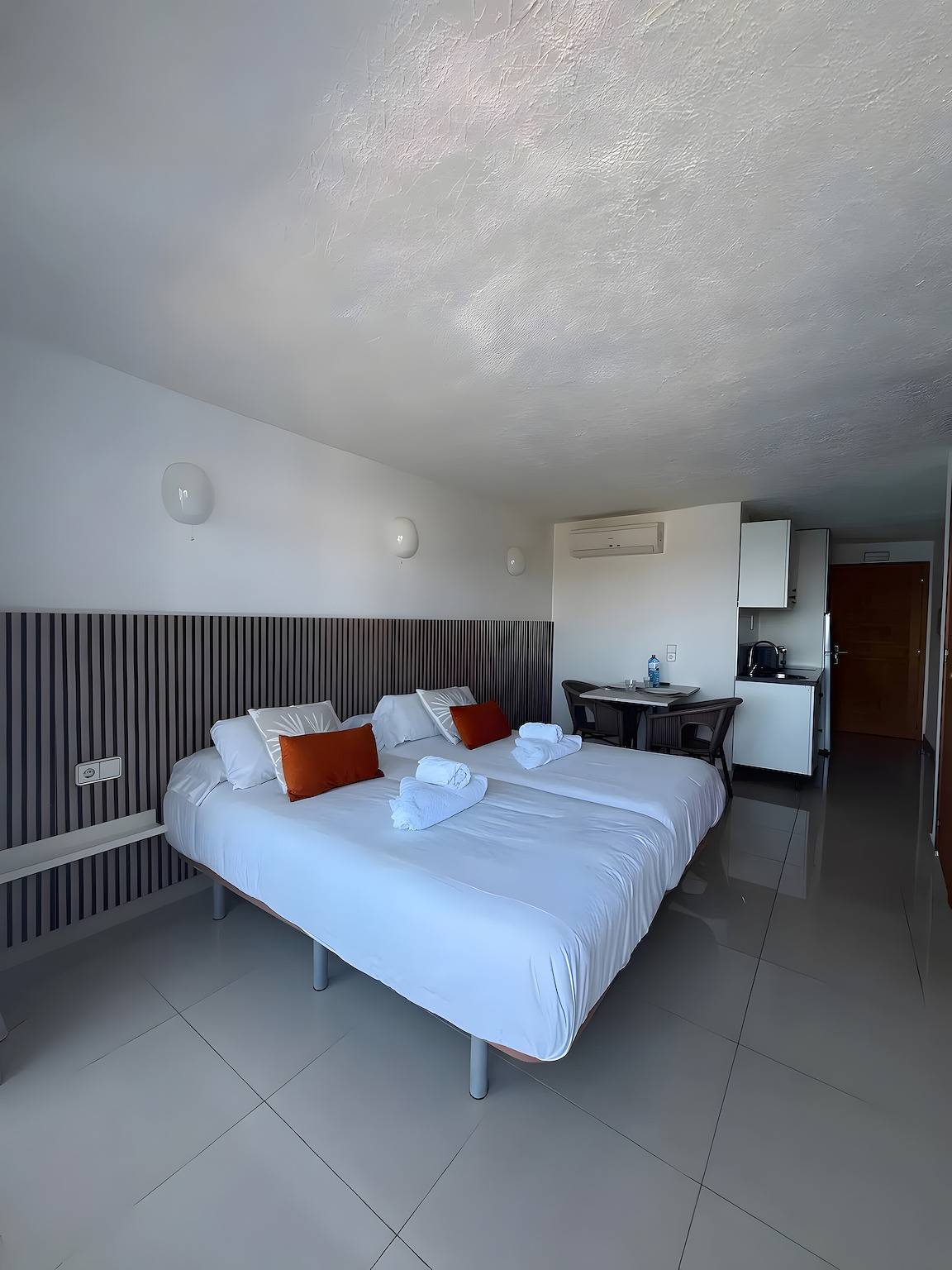 Apartamento en hotel 'Apartamento Doble' con piscina compartida in S'Arenal Petit, San Juan Bautista