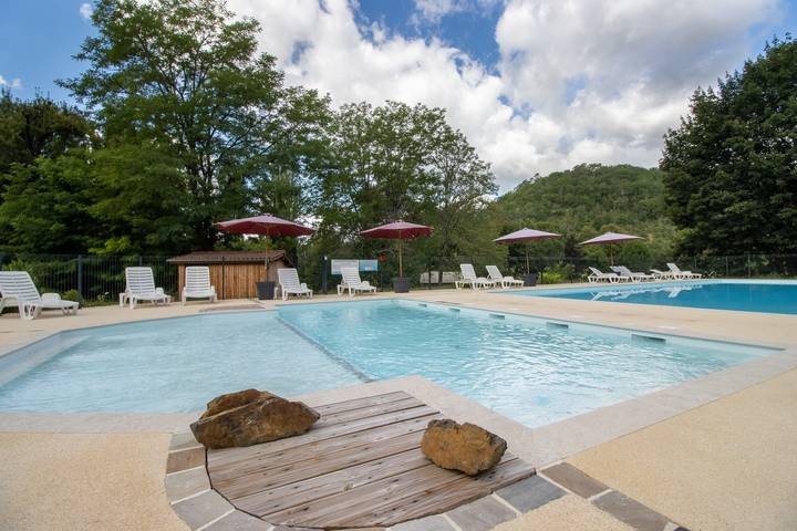 Camping pour 4 personnes, avec Jardin et Bassin pour enfant