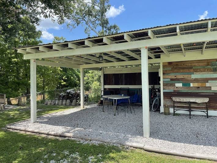 Cabin for 4 people, with yard and balcony in Louisiana