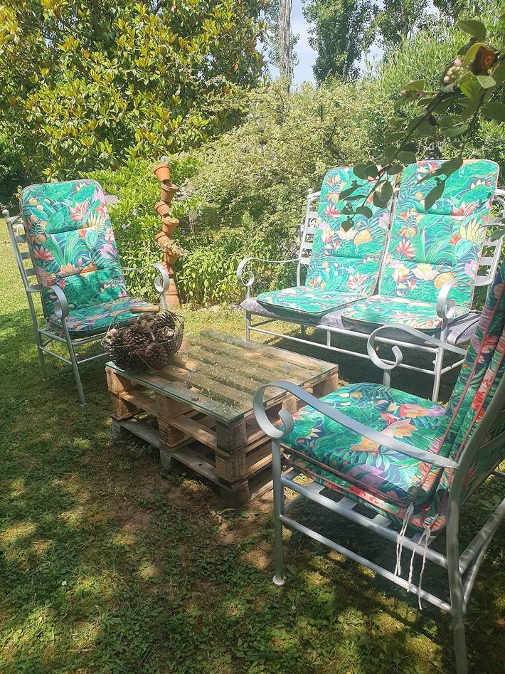 Chambre d’hôtes « Chez Flo Givry - Côté Jardin » avec terrasse, jardin partagés et Wi-Fi in Givry, Région de Chalon-sur-Saône