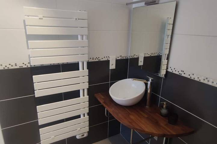 Location de vacances pour 2 personnes, avec terrasse ainsi que jacuzzi et jardin à Tollevast - 4