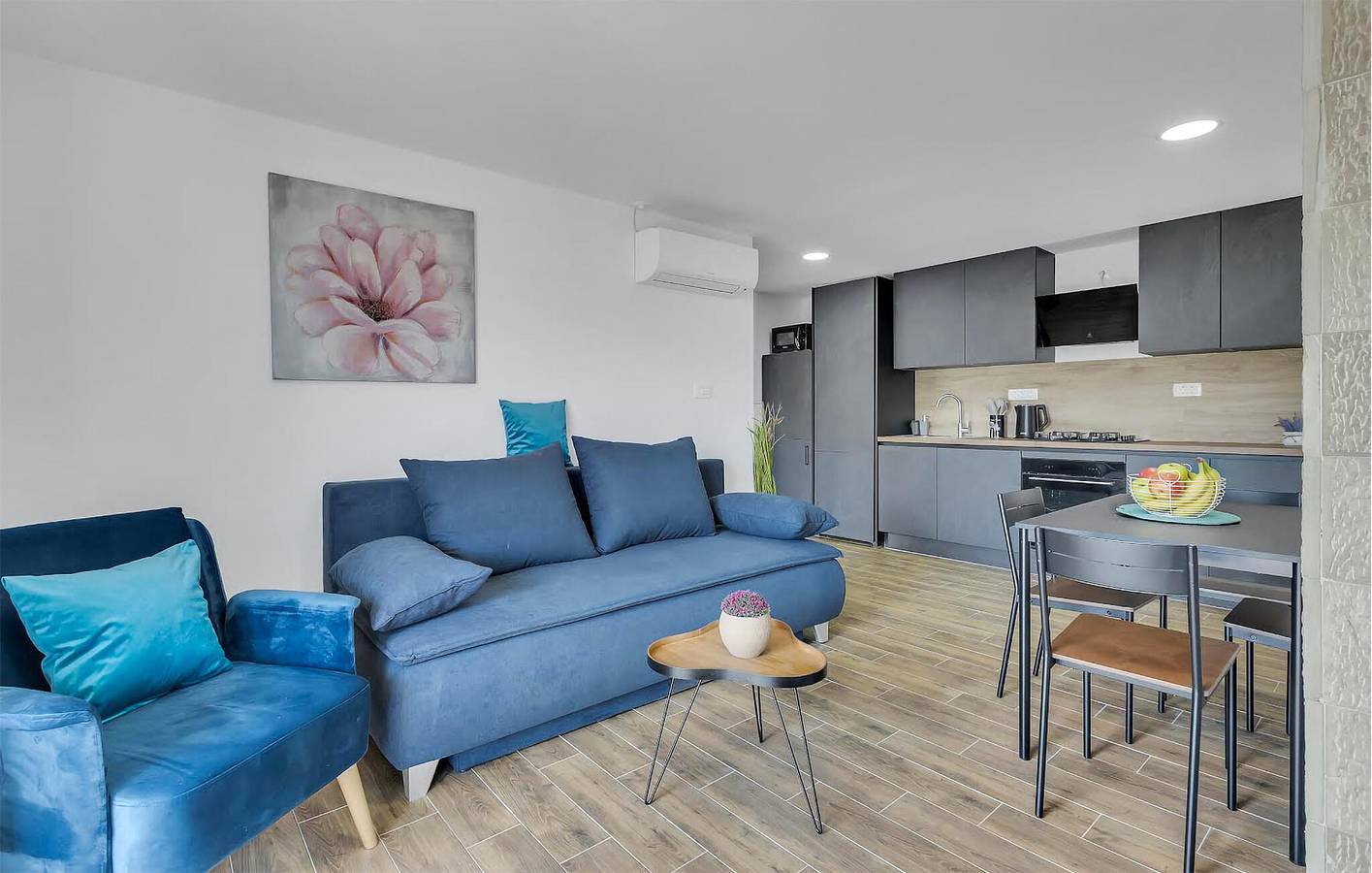Moderne 2-Zimmer-Wohnung mit Pool und Terrasse, 2 km vom Stadtzentrum von Vrgorac entfernt in Makarska Riviera