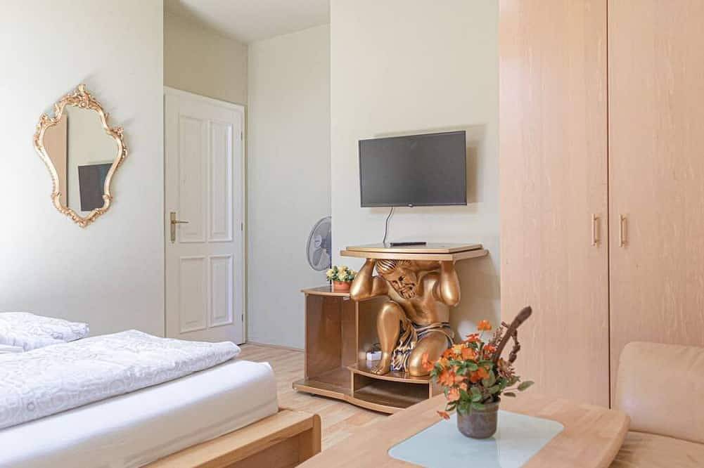 Exquisite Room in Shared Villa w/ Free Parking in Floridsdorf, Wien