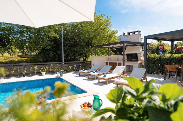 Ferienwohnung für 3 Personen, mit Garten und Balkon sowie Pool, kinderfreundlich in Funtana