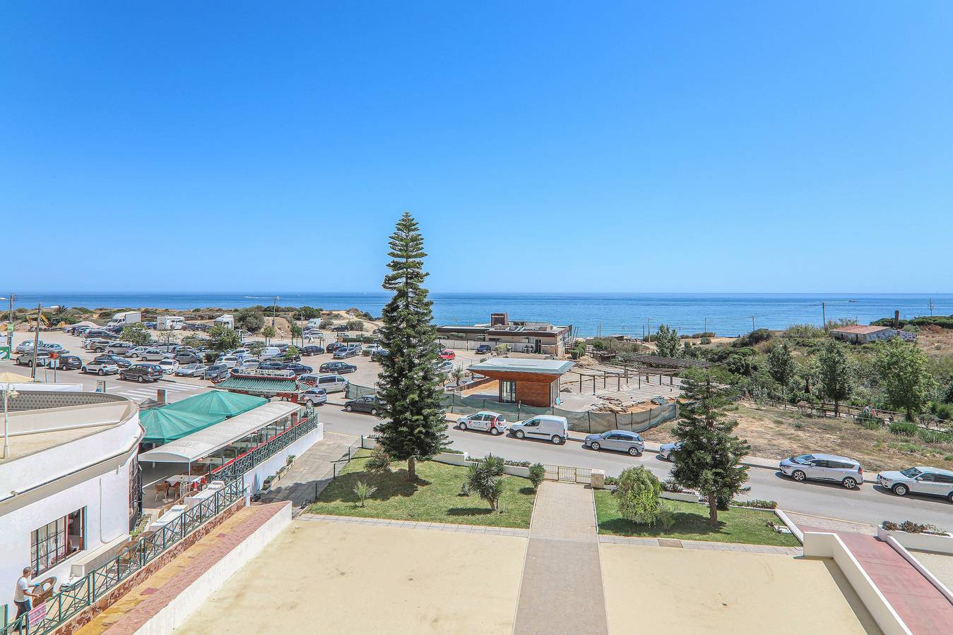 Ganze Wohnung, Apt. Estrela 304 – Direkt am Strand, Meerblick, mit Pool, Klimaanlage und Wlan in Armação de Pêra (costa), Armação de Pera