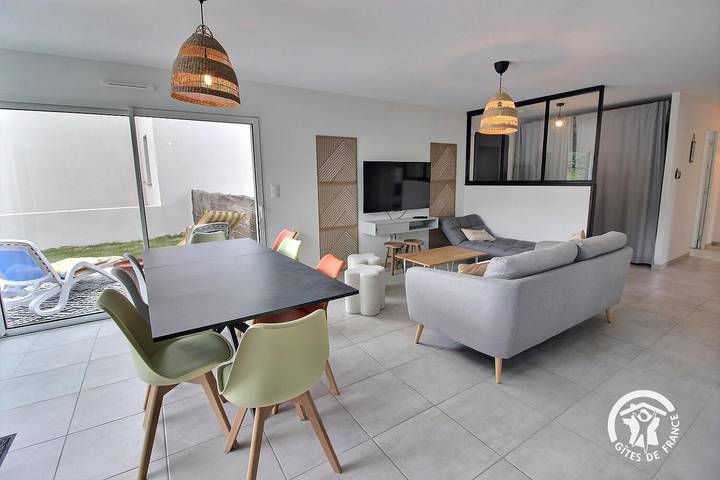 Gîte pour 8 personnes, avec Terrasse ainsi que Jardin et Vue dans Plage de la Ville Berneuf - 4