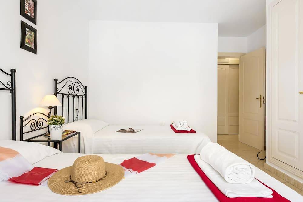 Entire apartment, 17 Los Cristianos Central by the Beach ,Wifi in Los Cristianos, Arona