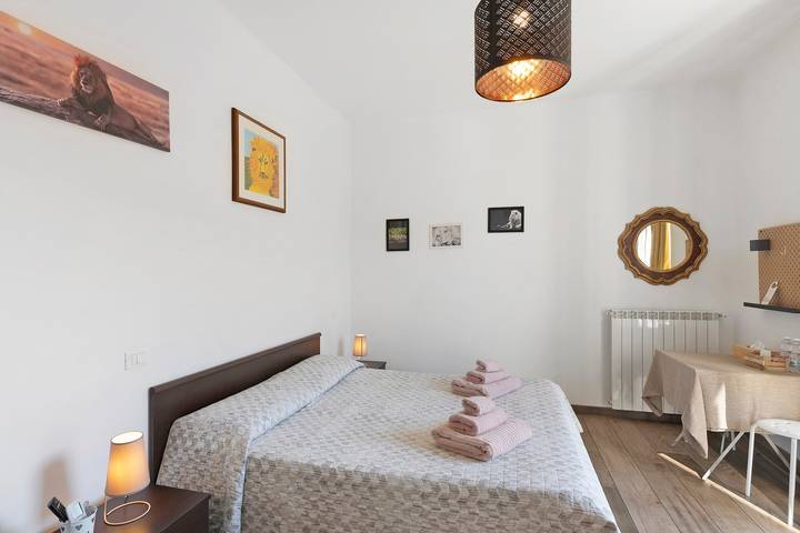 Room 'Leone' with Mountain View, Wi-Fi and Air Conditioning in Albenga, Riviera di Ponente