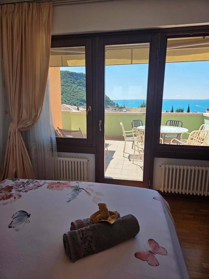 Villa pour 6 personnes, avec vue sur le lac et piscine ainsi que vue et jardin à Garde - 4