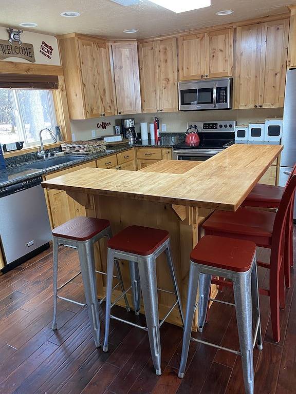 Base of Lassen National Park Secluded 1 Br + Loft, 2 Bath Home. sleeps up to 7 in Shasta County