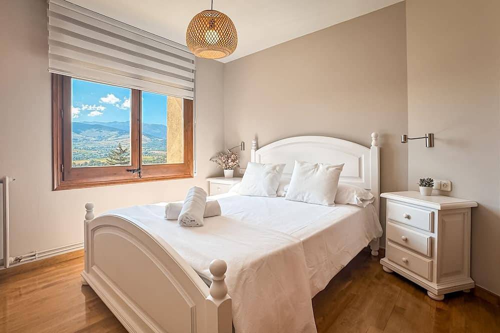 Entire apartment, Puigcerdà Cal Gatesques 1 in Puigcerdà, Catalan Pyrenees