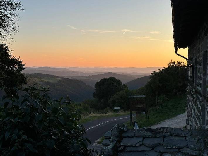 Camping pour 6 personnes, avec piscine ainsi que vue et jardin, animaux acceptés en Haute-Loire