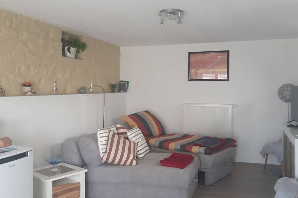 Ganze Wohnung, Ferienwohnung - Zentral gelegen, eigener Parkplatz, Einkaufsmöglichkeiten, in Bernsbach, Lauter-Bernsbach