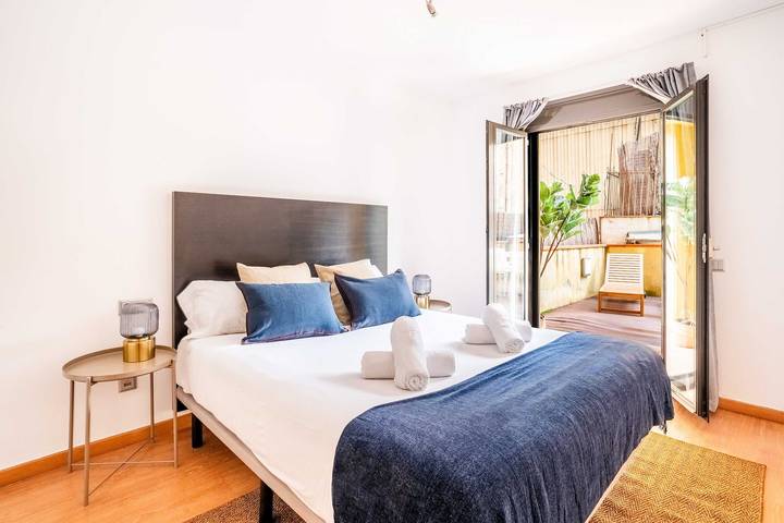 Ganze Wohnung, Pl Universitat Comfortable 3Bd with private patio in Barcelona Zentrum, Barcelona