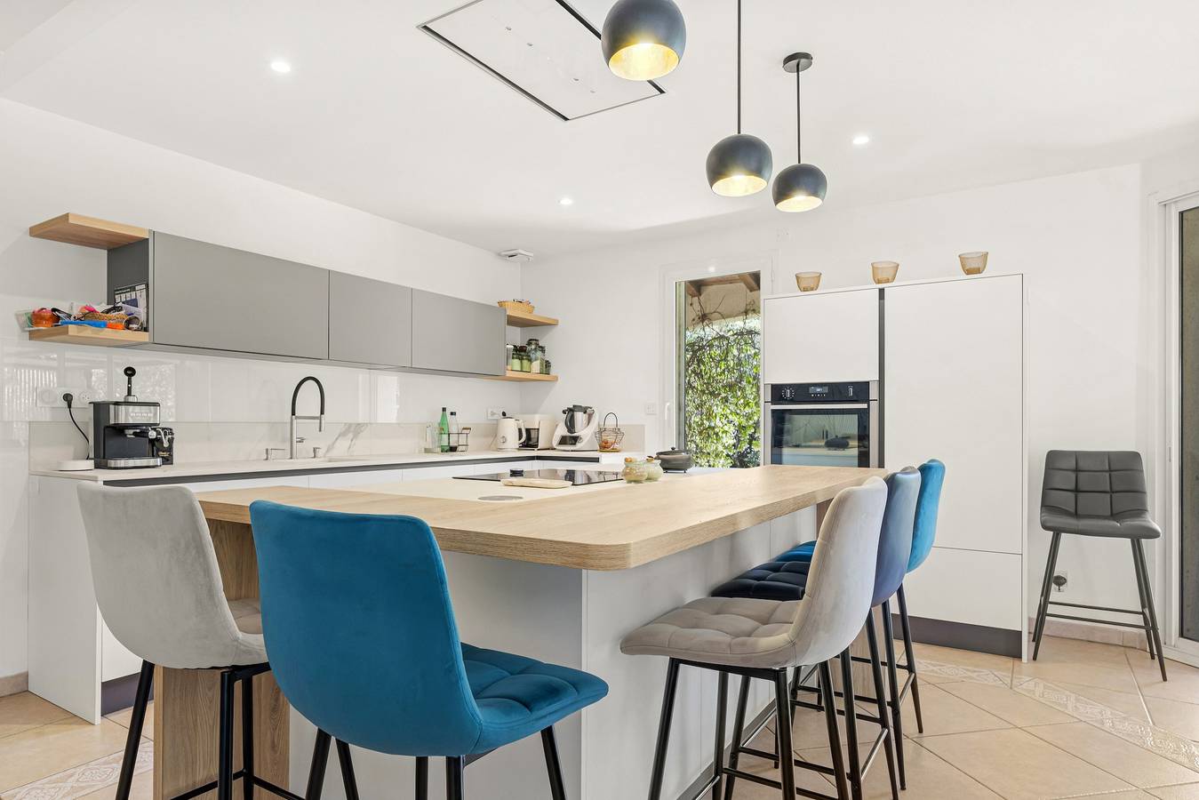 Chambre d’hôtes « Nîmes » avec piscine partagée, terrasse partagée et Wi-Fi in Nîmes, Région de Nîmes