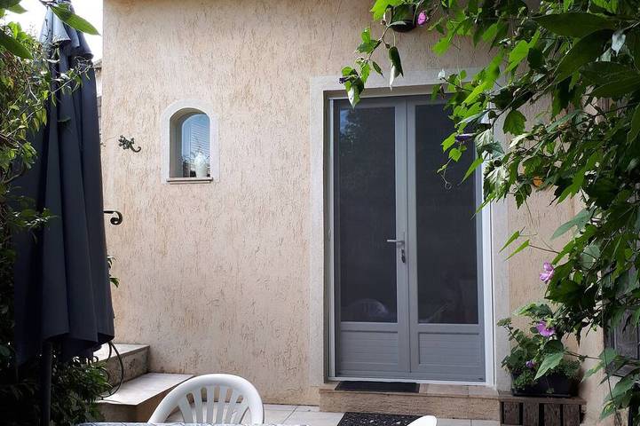Appartement entier, Studio de charme, avec jardin privatif in Coaraze, Côte méditerranéenne (France)