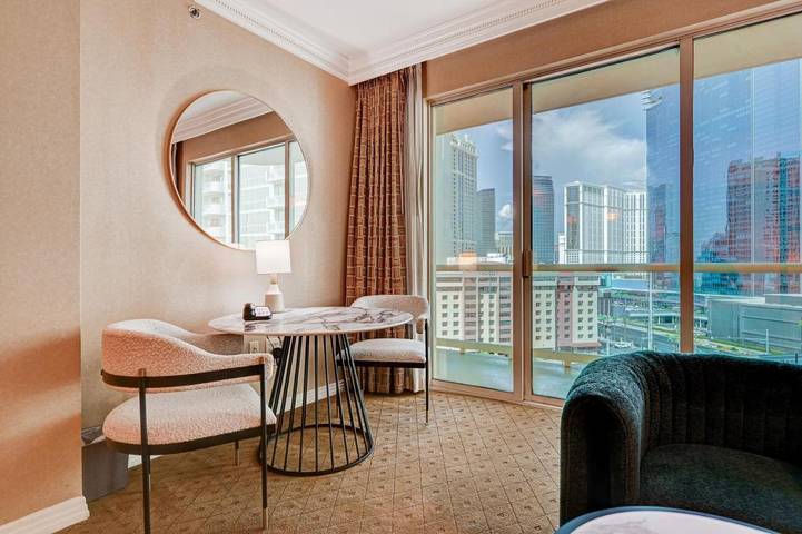 Ośrodek wypoczynkowy dla 4 osób, z basen i sauna oraz balkon i jacuzzi w Paradise (Las Vegas)