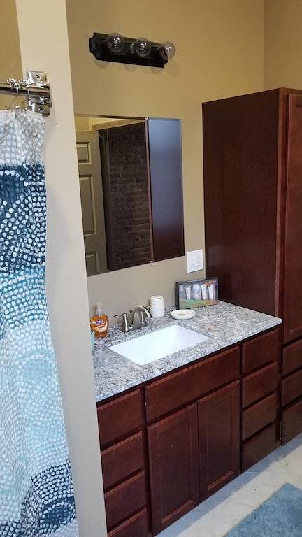 Ganze Wohnung, Geräumiges Apartment mit 2 Schlafzimmern mit 3 Queensize-Betten und 2 Vollbädern in St. Louis, Missouri