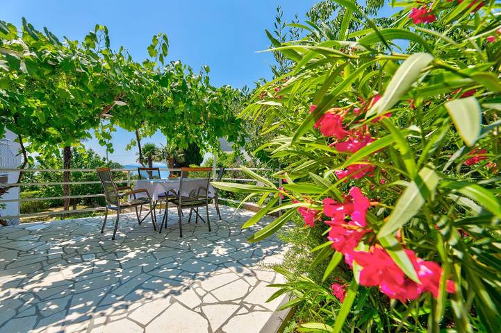 Ganze Wohnung, Lauschiges Apartment nur 200 Meter zum Sandstrand mit Meerblick, Grill, Klima in Crni molo, Crikvenica