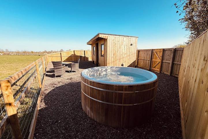 Glamping for 2 people, with hot tub and terrace, with pets in Wiltshire