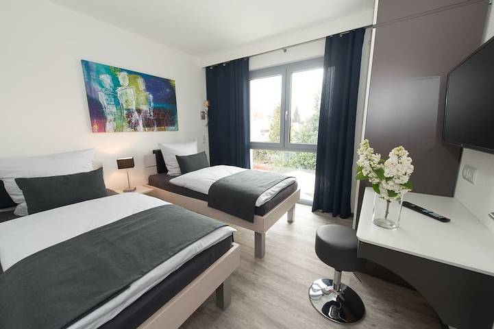 Ganze Wohnung, Design-Wohnung für 3-5 Personen mit Süd-Loggia und Gartenblick. Nähe Badesee! in Bensheim, Bergstraße