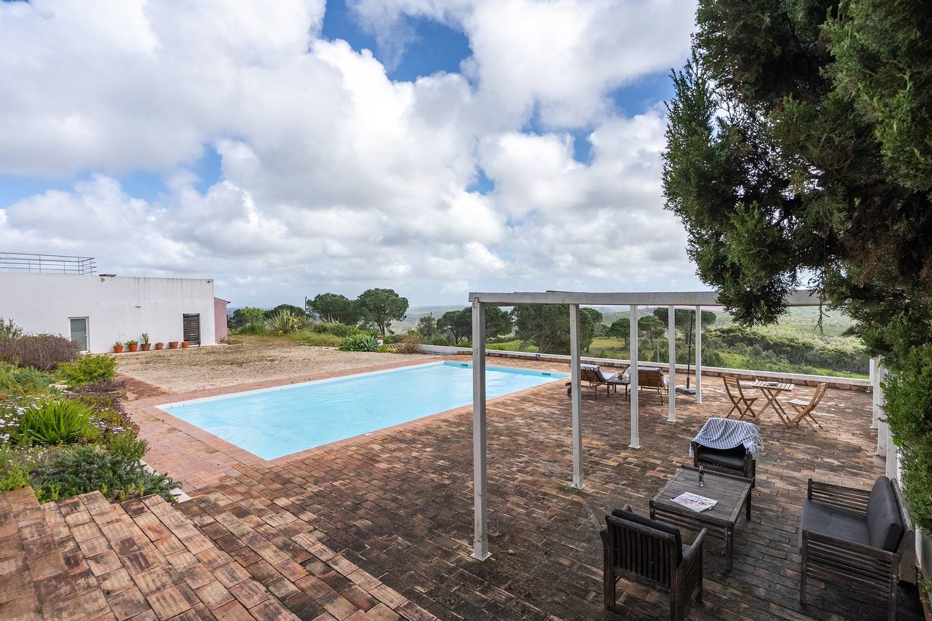 Casa de férias 'Lua' com vista para o mar, piscina partilhada e acesso Wi-Fi in Bordeira, Distrito de Faro