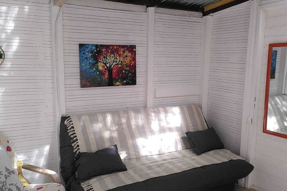 Chalet et caravanes dans un espace boisé privatif de 1 000 m² in Lecques, Région de Nîmes