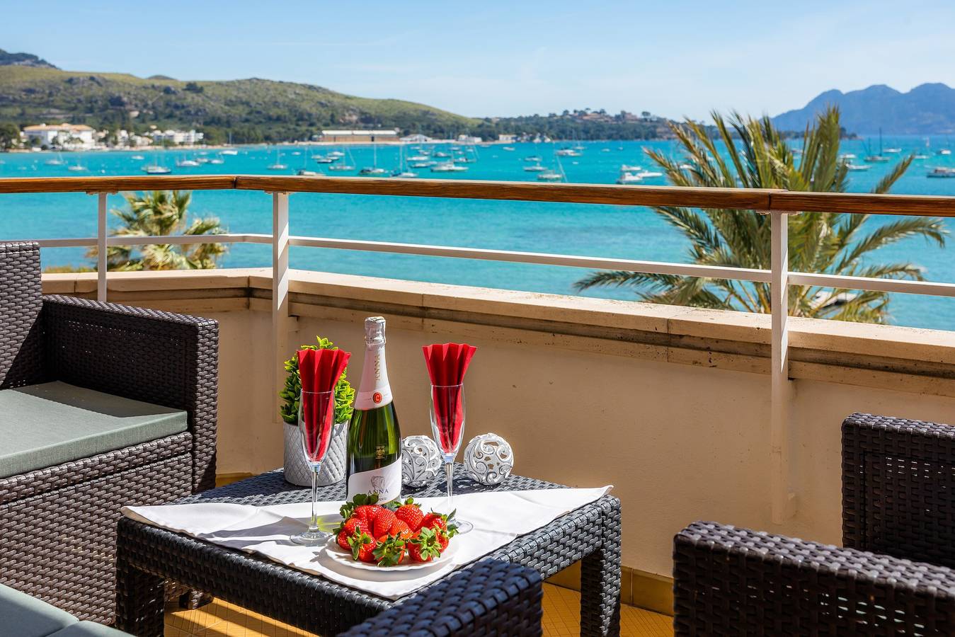 Entire apartment, Holiday Home ‘Apartamento Brisas’ with Sea View, Wi-Fi, A/C & Balcony in Port de Pollença, Pollença