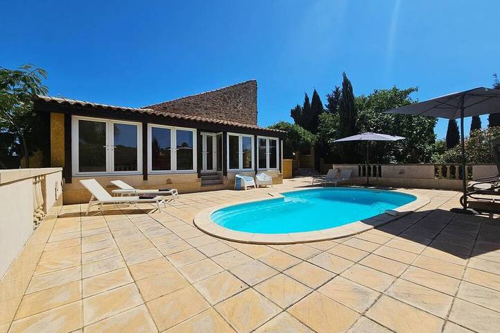 Location de vacances pour 8 personnes, avec terrasse et jardin à Bize-Minervois