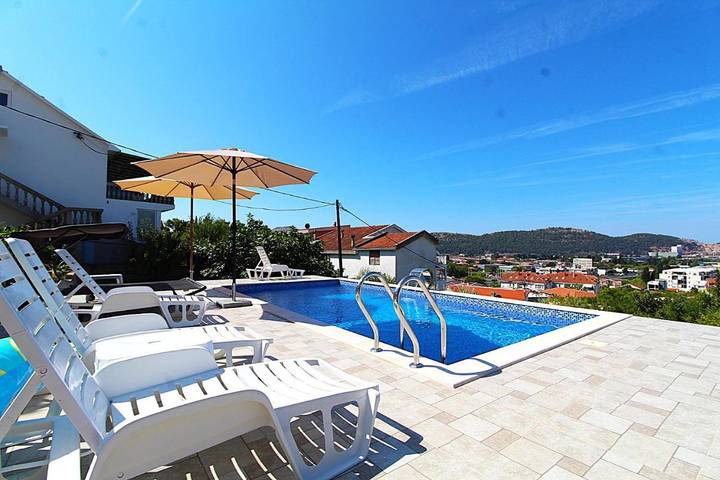 Ferienwohnung für 4 Personen, mit Balkon und Terrasse sowie Garten und Pool in Bar
