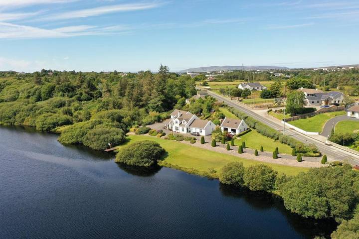 Gîte pour 4 personnes, avec vue ainsi que jardin et vue sur le lac dans Dunglow