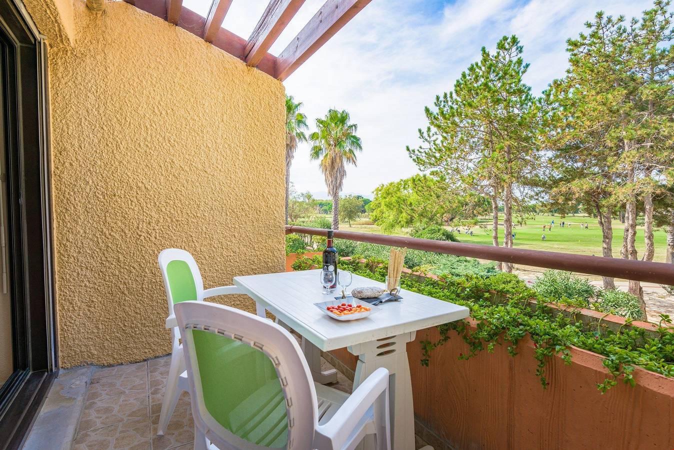 Entire studio, Lagrange Vacances Residence du Golf - Long Stays in Golf de Saint Cyprien, Saint-Cyprien