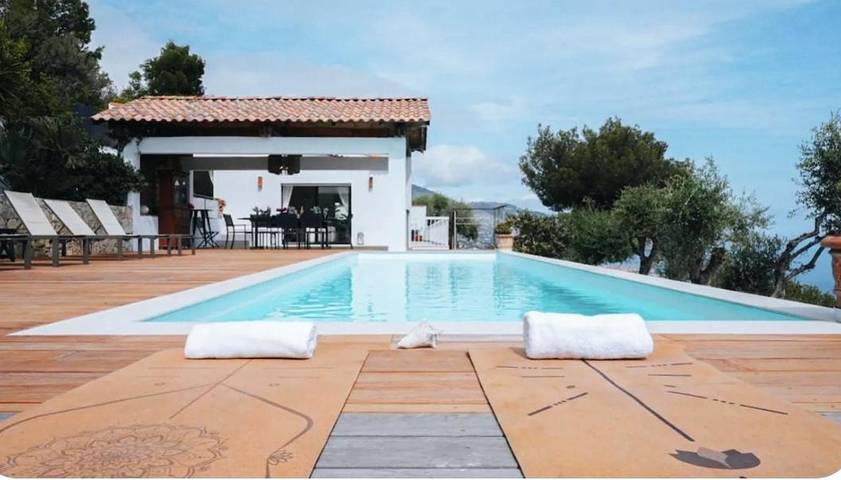 Villa pour 10 personnes, avec Balcon et Terrasse ainsi que Jardin et Piscine à Roquebrune-Cap-Martin