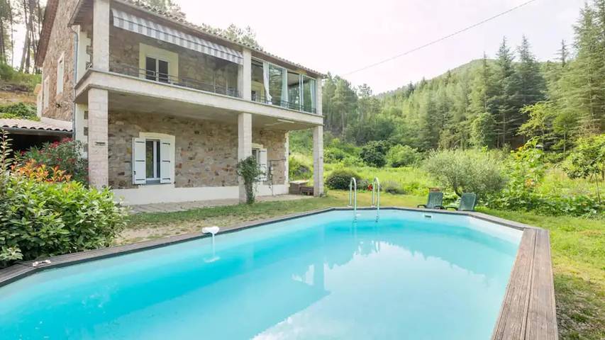 Location de vacances pour 7 personnes, avec piscine et jardin à Molières-sur-Cèze