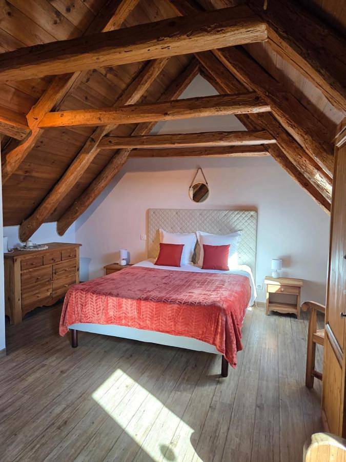 Location de vacances pour 2 personnes, avec piscine ainsi que vue et jardin à Chirac - 2