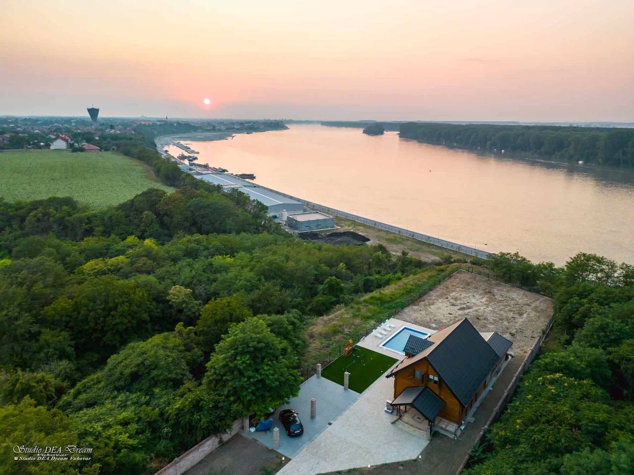 Appartement confortable de 130 m² avec balcon, parking et à 2 km de la plage in Vukovar-Syrmia