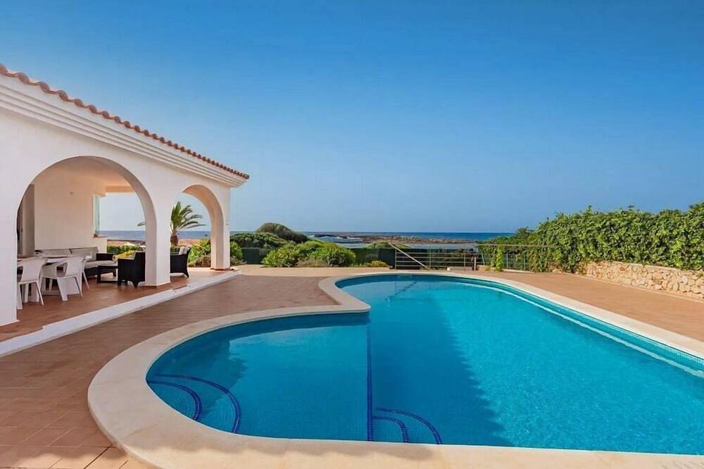 Villa in der Nähe von Binibeca, 1 Ebene und erste Meereslinie, Salatpool, klimatisiert in Binissafuller, Sant Lluís