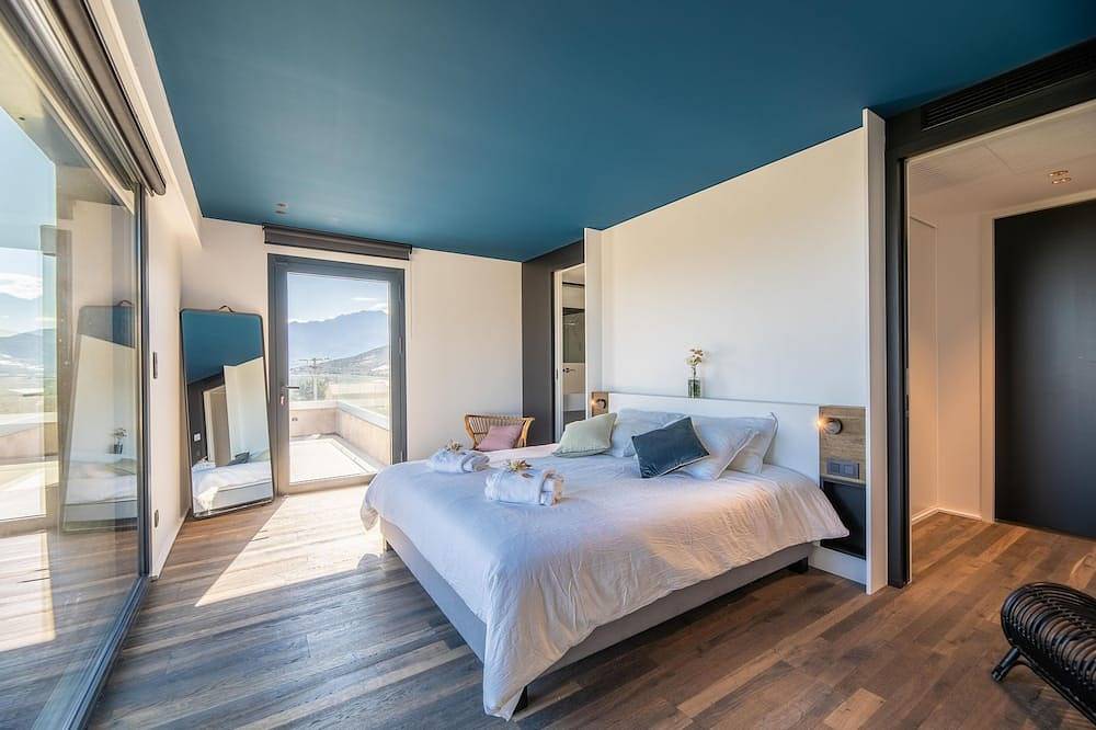 Villa contemporaine avec vue exceptionnelle sur la baie de Calvi ! in Calvi, Région de Calvi